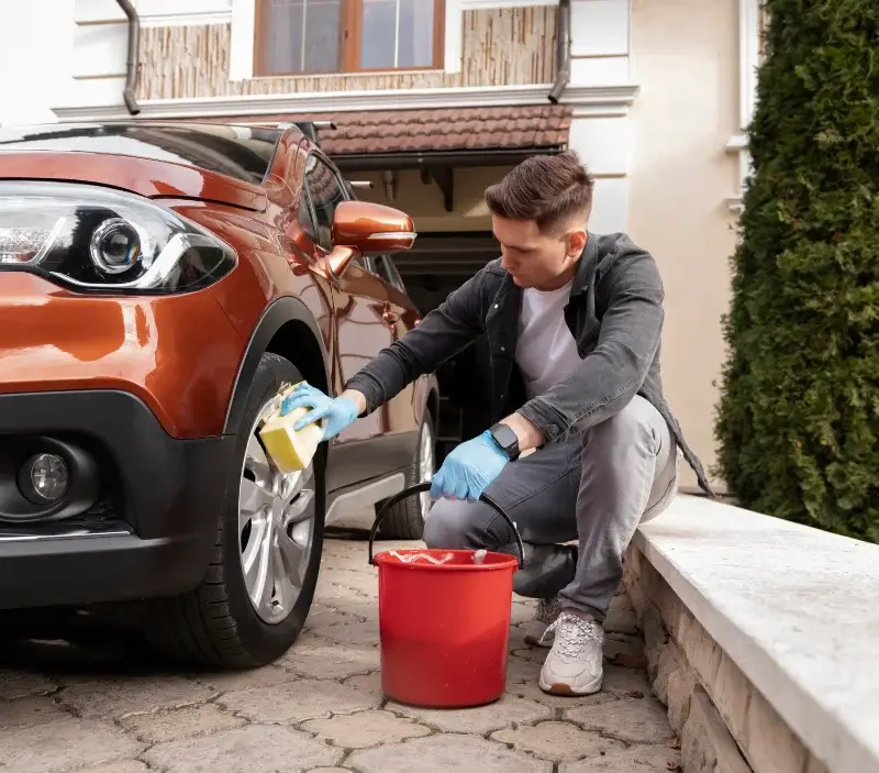 Lavage auto à domicile Saint-Pierre-du-Chemin : professionnel intervenant sur un véhicule